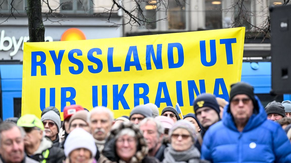 ”Ryssland ut ur Ukraina” lyder texten på en banderoll under Måndagsrörelsens manifestation till stöd för Ukraina på Norrmalmstorg i Stockholm. Foto: Henrik Montgomery / TT