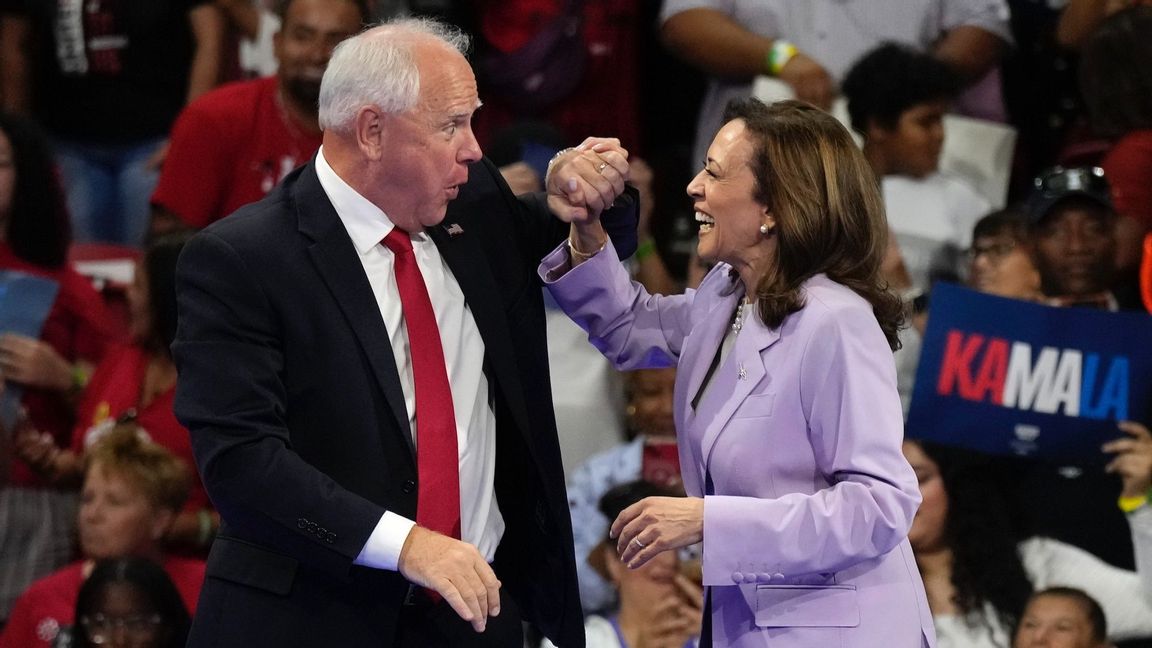 Kamala Harris och hennes vicepresidentkandidat Tim Walz på ett kampanjmöte i Los Angeles i lördags Foto: Jae Hong/AP/TT