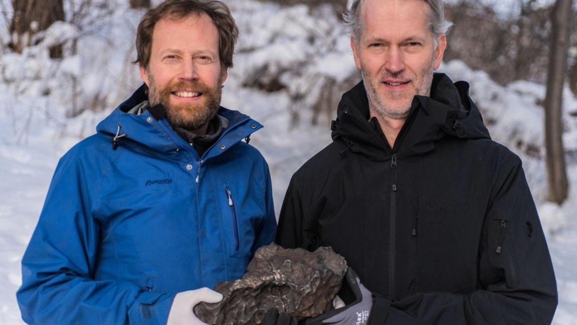 Här är huvudstycket från det observerade meteoritfallet den 7 november 2020. Det väger 14 kilo och hittades utanför Enköping av Andreas Forsberg och Anders Zetterqvist. Foto: Naturhistoriska riksmuseet/Handout/TT.