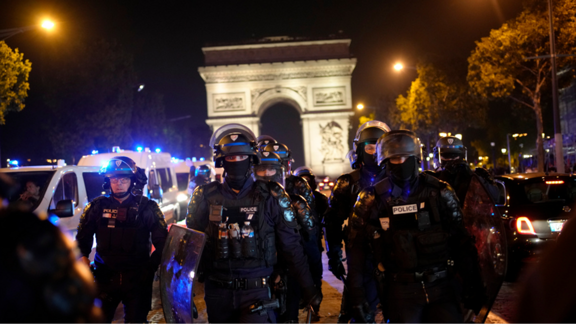 7 000 poliser var utkommenderade i Parisområdet på lördagskvällen. Foto: Christophe Ena/AP/TT