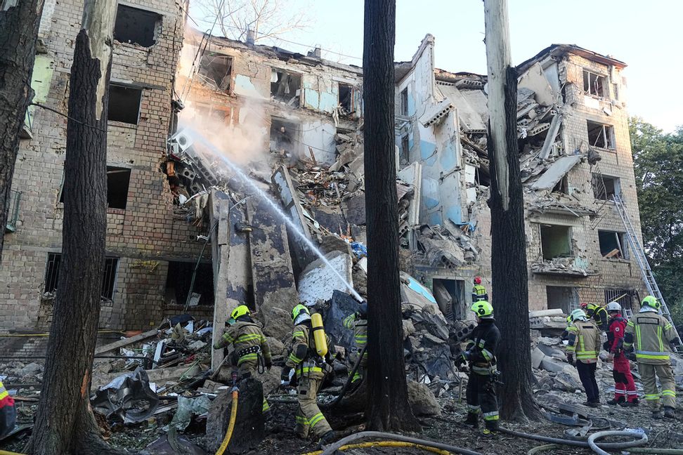 Bostadshus har delvis förstörts under nattens attacker mot Kiev. Foto: Efrem Lukatsky/AP/TT