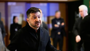 Ukrainske presidenten Volodymyr Zelenskyj, som själv inte deltog i Abu Dhabi-mötet, säger att det är ”för tidigt att dra slutsatser” gällande fredagens samtal. Foto: Markus Schreiber/AP/TT 