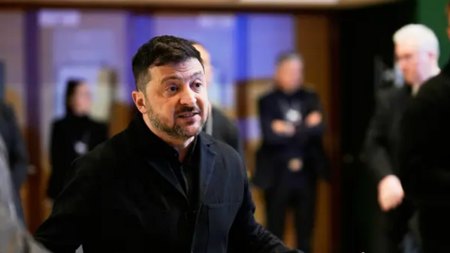 Ukrainske presidenten Volodymyr Zelenskyj, som själv inte deltog i Abu Dhabi-mötet, säger att det är ”för tidigt att dra slutsatser” gällande fredagens samtal. Foto: Markus Schreiber/AP/TT