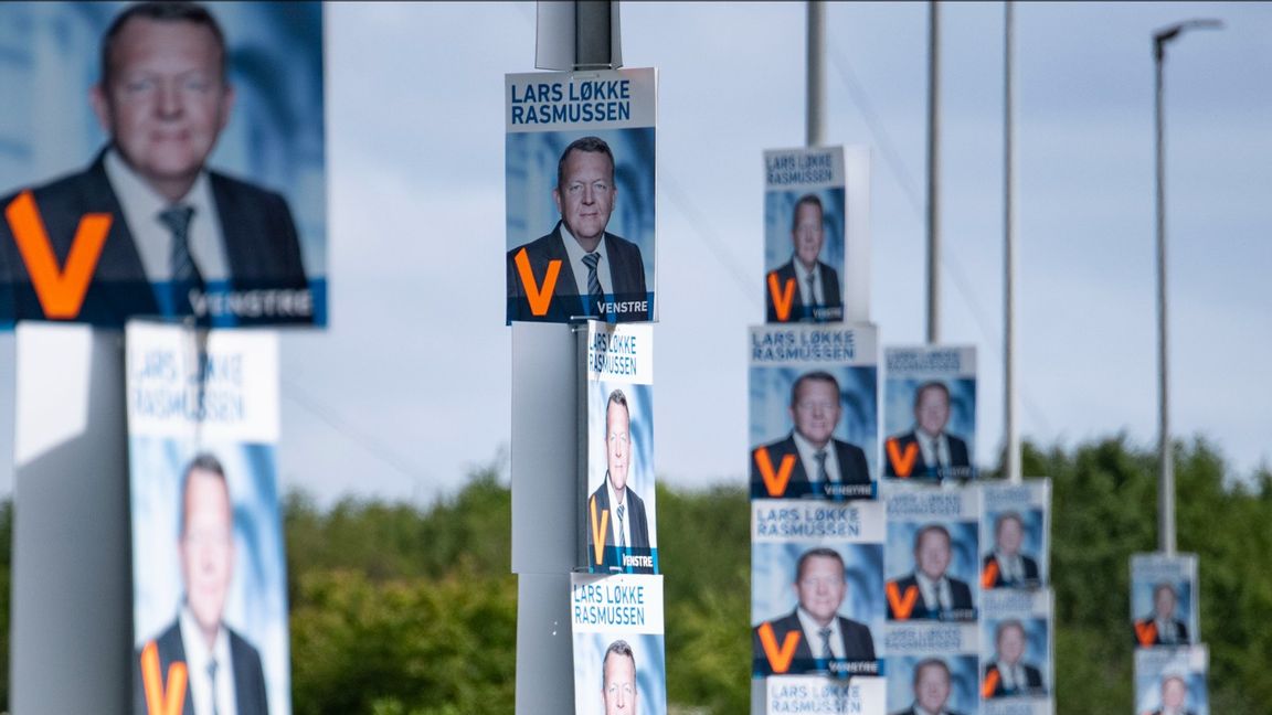 Valaffischer med Lars Lökke Rasmussen (Venstre) på lyktstolparna på Ringleden runt Köge inför danska valet till Folketinget. Foto: Johan Nilsson / TT 