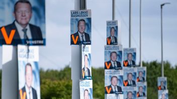 Valaffischer med Lars Lökke Rasmussen (Venstre) på lyktstolparna på Ringleden runt Köge inför danska valet till Folketinget. Foto: Johan Nilsson / TT 