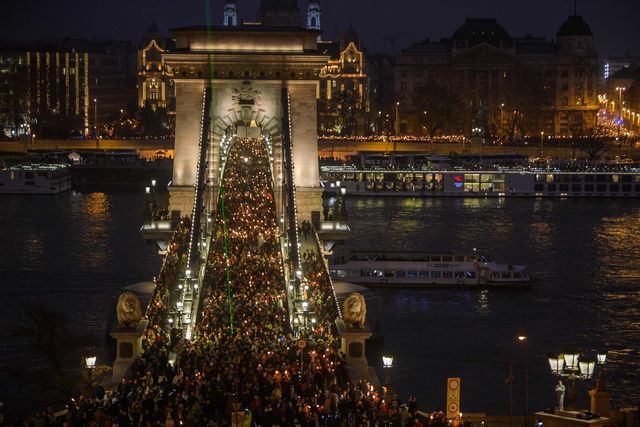Minst 50 000 personer gick ut på gatorna i Budapest för att protestera under lördagen. Foto: Ferenc Isza/AFP/TT