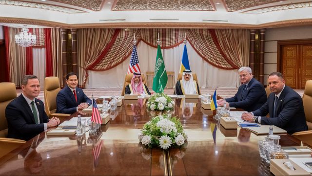 Från vänster: USA:s nationelle säkerhetsrådgivare Mike Waltz, USA:s utrikesminister Marco Rubio, Saudi-Arabiens utrikesminister prins Faisal bin Farhan, Saudiarabiens nationella säkerhetsrådgivare Mosaad bin Mohammad al-Aiban, Ukrainas utrikesminister Andrij Sybiha och chefen för Ukrainas presidentadministration Andrij Jermak håller ett möte i Jeddah, Saudiarabien, tisdagen den 11 mars 2025. Foto: Saul Loeb/Pool Photo via AP