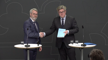 Bild från fredagens pressträff där justiteminister Gunnar Strömmer (M) tar emot betänkandet av utredare Hans Harding. Foto: Skärmdump via regeringen