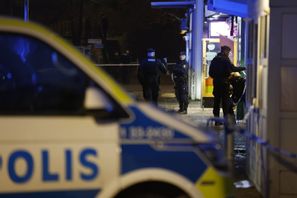 Polis på plats efter det att en person skjutits vid en kiosk i Husby i norra Stockholm på onsdagseftermiddagen. Nicklas Thegerström/TT