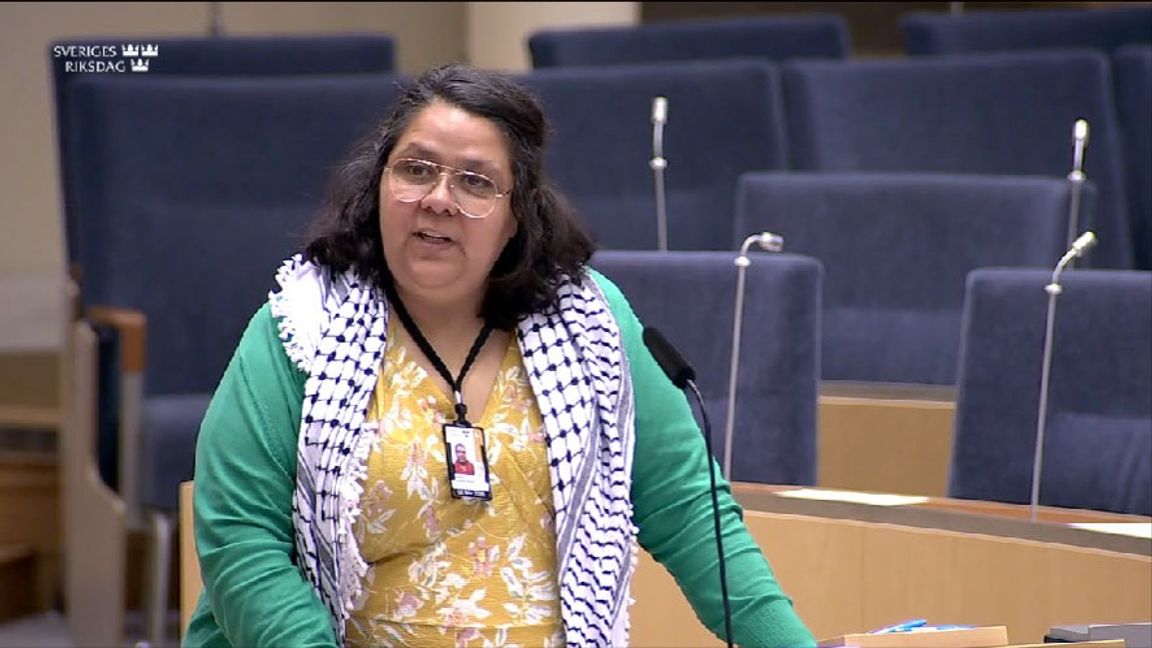 V-ledamot får kritik för att ha burit palestinasjal i riksdagen. Foto: Riksdagen
