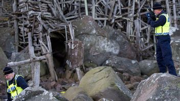 Ett av tornen i Lars Vilks skapelse Nimis brann på torsdagskvällen ned helt och hållet. Nu på fredag förmiddag var polisens tekniker och räddningstjänsten på plats för att undersöka brandplatsen. Arkivbild. Foto: Björn Lindgren/TT