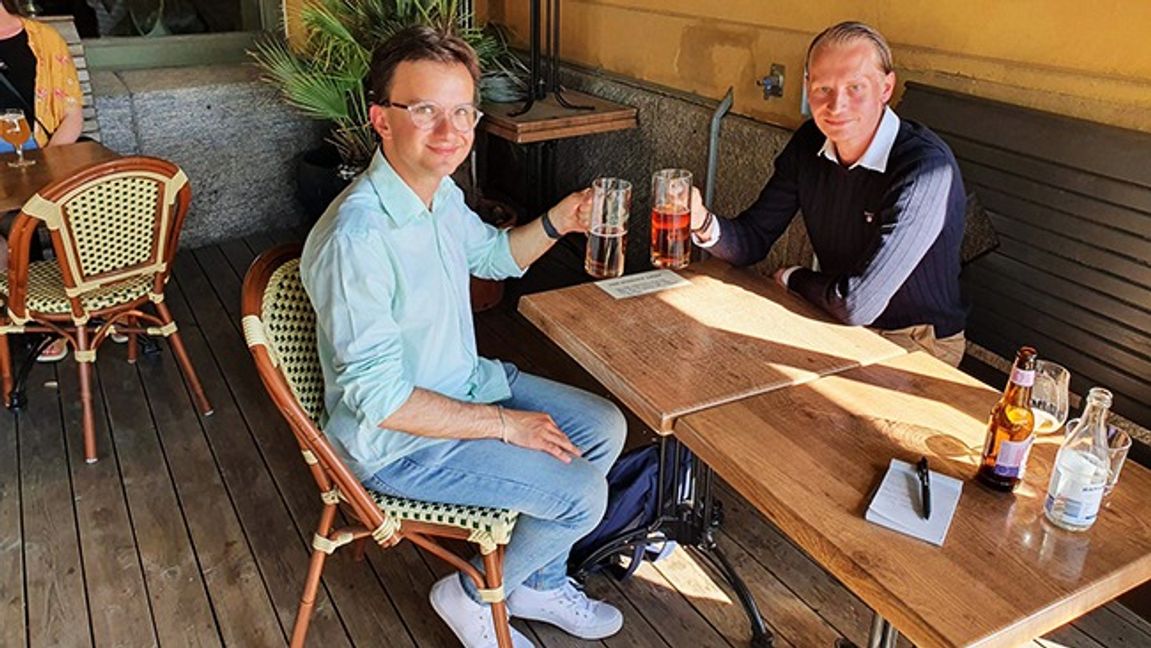Alexander Paulsson till vänster och Robin Lennartsson till höger tar en öl på Bishops Arms. Foto: Robin Lennartsson/Privat