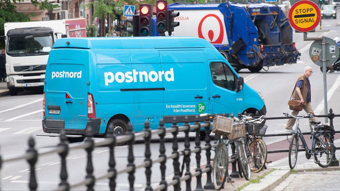 En postbil från Postnord i trafiken på Södermalm i Stockholm. Arkivbild. Foto: Fredrik Sandberg/TT.