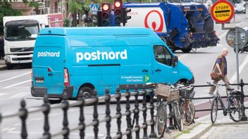 En postbil från Postnord i trafiken på Södermalm i Stockholm. Arkivbild. Foto: Fredrik Sandberg/TT.