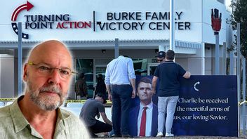 En skylt med texten: “May Charlie be received into the merciful arms of Jesus, our loving Savior”, installeras utan Turning Point USA:s högkvarter i Phoenix. Montage. Foto: Privat/Jonathan Cooper/AP/TT