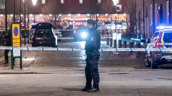 Polis och avspärrningar på Kungsgatan vid Värnhemstorget efter en misstänkt skottlossning i samband med ett bråk. Foto: Johan Nilsson/TT