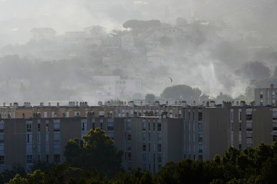 Rök reser sig över stadsdelen La Castellane i utkanten av Marseille i södra Frankrike. Foto: Lewis Joly/AP/TT