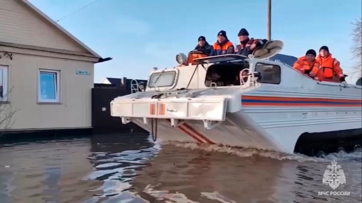 Räddningsarbetare i färd med att evakuera boende i den ryska staden Omsk, där en damm brustit. Bilden är tagen från en video som ryska katastrofmyndigheter publicerade på lördagen. Foto: Ryska katastrofmyndigheter/AP/TT