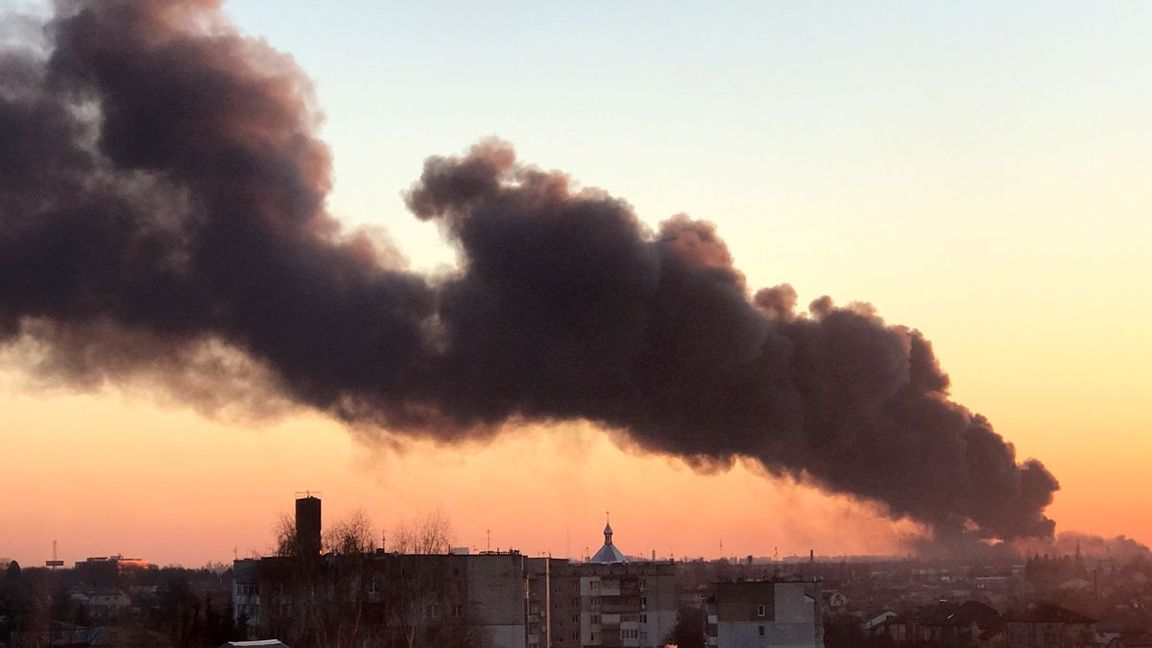 En rökpelare stiger upp från Lviv på fredagsmorgonen efter nattens bombningar. Foto: AP/TT