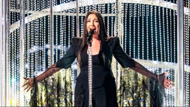 Yuval Raphael överlevde den muslimska terrororganisationen Hamas terrorattack. På lördagen fick hon flest tittarröster i ESC. Foto: AP