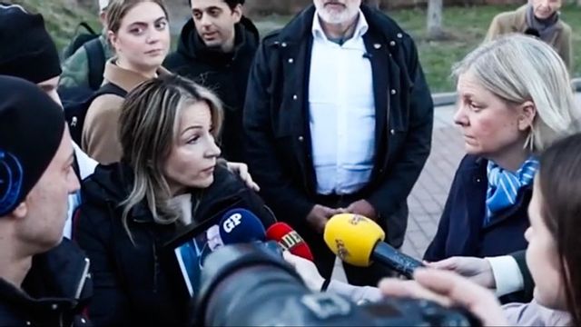 Magdalena Andersson konfronteras av mördade Mikaels anhöriga. Foto: X