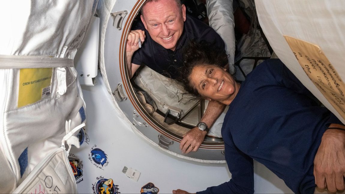 Astronauterna Barry “Butch” Wilmore och Suni Williams i vestibulen mellan rymdstationen ISS och rymdfarkosten Starliner. Bilden är tagen 13 juni. Foto: NASA VIA AP/TT