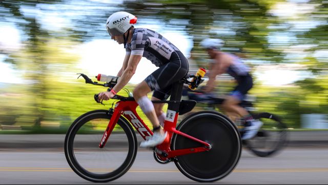 Cykling är en av distanserna i Ironman. Arkivbild.  Olivia Ross/AP