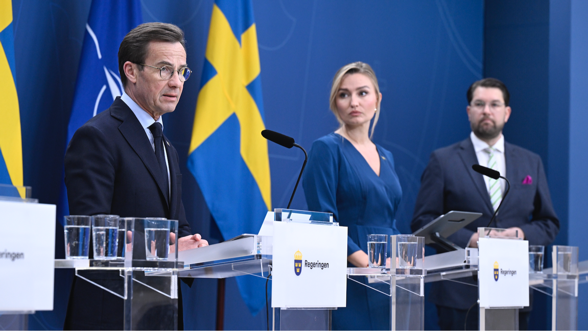 Statsminister Ulf Kristersson (M), energi- och näringsminister Ebba Busch (KD) samt Sverigedemokraternas partiledare Jimmie Åkesson (SD). Regeringen har nu beslutat att försvaret ska få 300 miljarder extra till 2035. Foto: Jessica Gow/TT