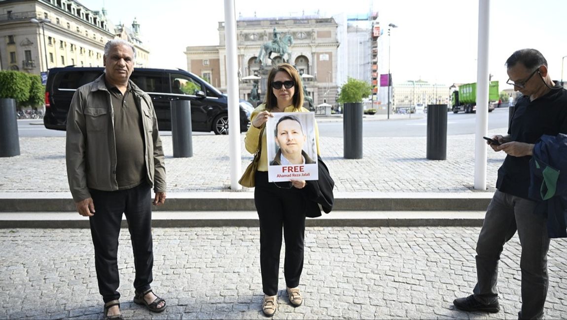 Fängslade Iran svensken Ahmadreza Djalalis fru Vida Mehrannia utanför UD i Stockholm där hon kräver att få prata med statsminister Ulf Kristersson. Foto: PONTUS LUNDAHL/TT