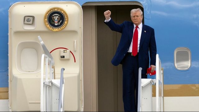 Trump förefaller fast i tron att hans politik kommer att skapa välstånd. Foto: 	Al Diaz/AP/TT 