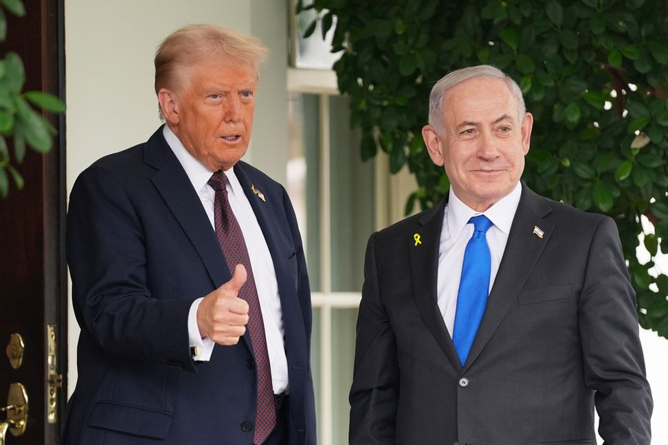 Donald Trump och Benjamin Netanyahu på plats utanför Vita huset. Evan Vucci/AP/TT