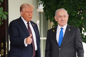 Donald Trump och Benjamin Netanyahu på plats utanför Vita huset. Evan Vucci/AP/TT