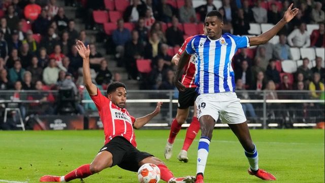 Alexander Isak, till höger, kan missa flera matcher. Arkivbild. Foto: Peter Dejong/AP/TT. 