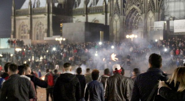 Nyårsfirandet framför Kölnerdomen nyårsnatten mot 2016 Foto: Skärmdump från X