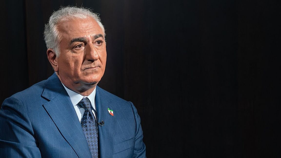 Reza Pahlavi uppmanar till demonstrationer utanför amerikanska ambassader världen över. Foto: VOA Farsi (Public domain)