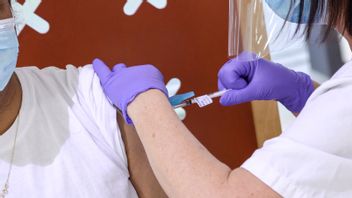 Rickard Lundin, som ingår i sjukvårdsledningen för Region Östergötland, bekräftar att personer utanför riskgrupperna har bokat in sig för vaccination, men säger till radion att om någon verkligen också fått vaccinet den vägen så handlar det bara om ett fåtal individer. Foto: Johan Nilsson/TT.