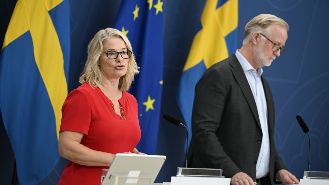 Skolminister Lotta Edholm (t v) och arbetsmarknads- och integrationsminister Johan Pehrson håller en pressträff och presenterar en nyhet för att minska skärmtid i förskolan. Foto: Pontus Lundahl / TT 