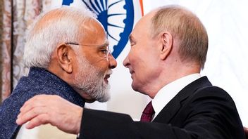 Indiens premiärminister Narendra Modi och Rysslands president Vladimir Putin kramas. Foto: AP