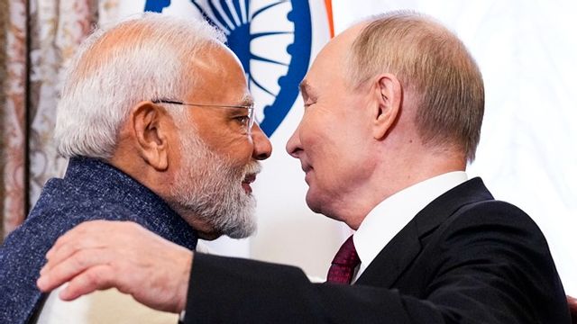 Indiens premiärminister Narendra Modi och Rysslands president Vladimir Putin kramas. Foto: AP