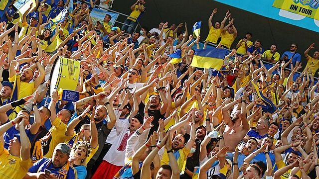 Ukrainska fotbollsfans under matchen Ukraina-Österrike den 21 juni 2021. Foto: Dynamomania.com / wikimedia commons