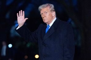 USA:s president vinkar när han anländer till Vita huset natten till måndag svensk tid. Foto: Jose Luis Magana/AP/TT