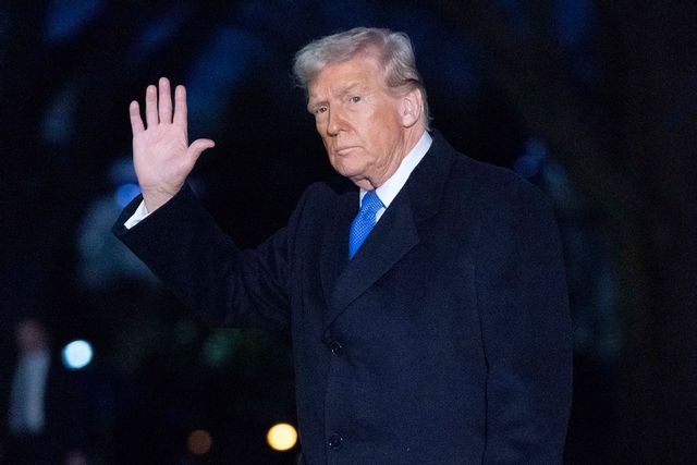 USA:s president vinkar när han anländer till Vita huset natten till måndag svensk tid. Foto: Jose Luis Magana/AP/TT