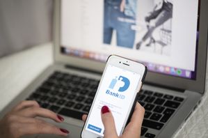 Många unga sätter sprätt på hela inkomsten. Att shoppa är en hobby och för vissa även ett sätt att hantera negativa känslor – samtidigt som ”köp nu betala senare” lockar till konsumtion, menar ekonomen Magnus Hjelmér. Foto: Fredrik Sandberg/TT