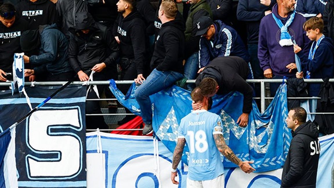 Malmös Pontus Jansson pratar med en supporter efter söndagens fotbollsmatch i allsvenskan mellan IF Elfsborg och Malmö FF på Borås Arena. Matchen slutade 2-2. Foto: Adam Ihse / TT 