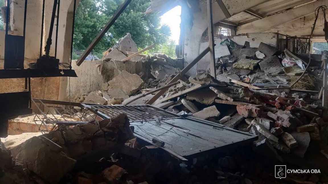 Ett stall vid en ridskola i Sumy efter att det träffades av en rysk drönare. Foto: Sumy Oblast Military Administration/Telegram)