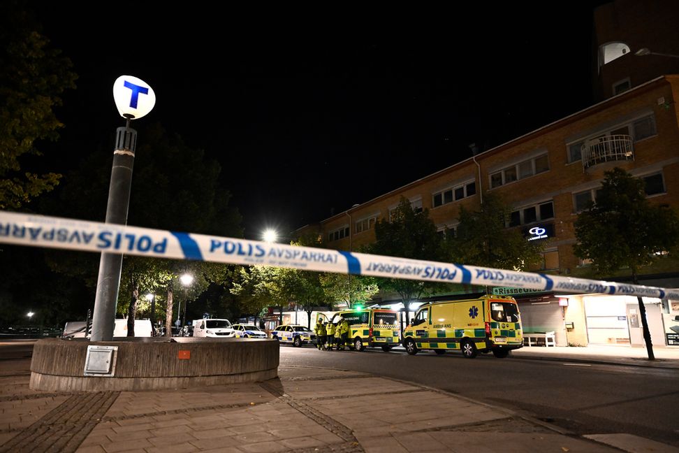 Polis och ambulans på plats efter att två personer har skjutits i Sundbyberg norr om Stockholm. Christine Olsson/TT