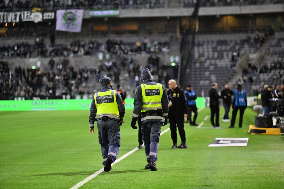 Stockholmsderbyt mellan Hammarby och Djurgården bröts i andra halvlek sedan pyroteknik kastats in från bortalagets klack. Magnus Lejhall/TT