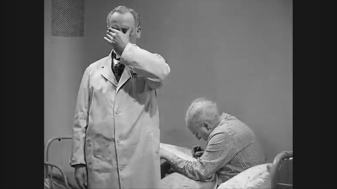 Doktor Mabuse skriver på sitt testamente och professor Baum uppfyller det. Scen ur Fritz Langs film ”Das Testament des dr Mabuse” 1933