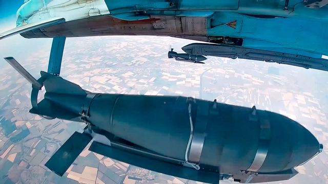 Här släpper ett ryskt stridsflygplan en glidbomb mot vad som sägs vara ukrainska styrkor i en video släppt av det ryska försvarsministeriet den 21 augusti 2024. Foto: Det ryska försvarsministeriets presstjänst via AP