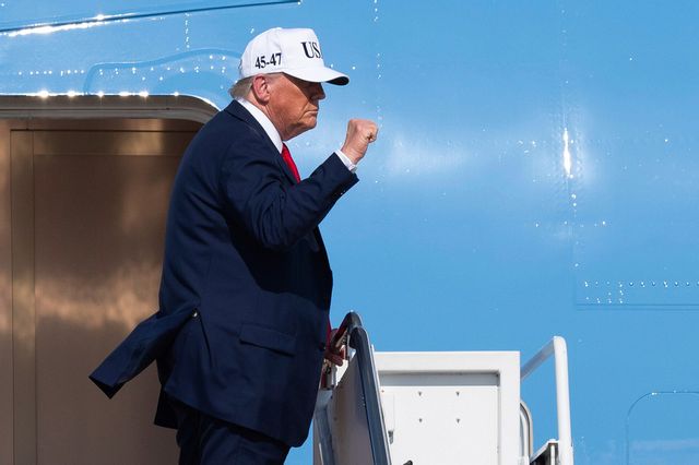 President Donald Trump går ombord presidentflyget Air Force One på torsdagen. Foto: Cliff Owen/AP/TT